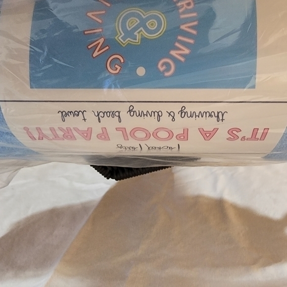 New in Package Packed Party Thriving & Diving Beach Towel - Picture 5 of 7